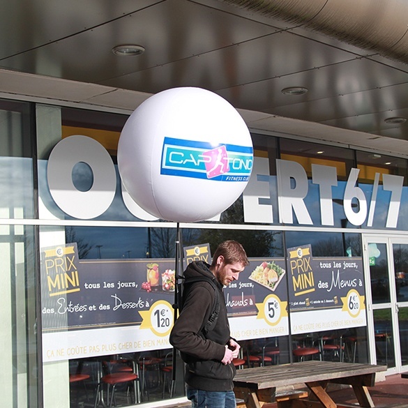 Des ballons sur un sac à dos pour vos opérations marketing