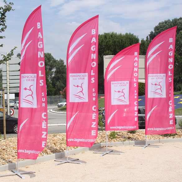 Des drapeaux publicitaires pour communiquer